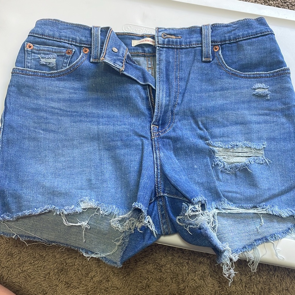 New without tags - Levi high-rise shorts - Picture 2 of 3